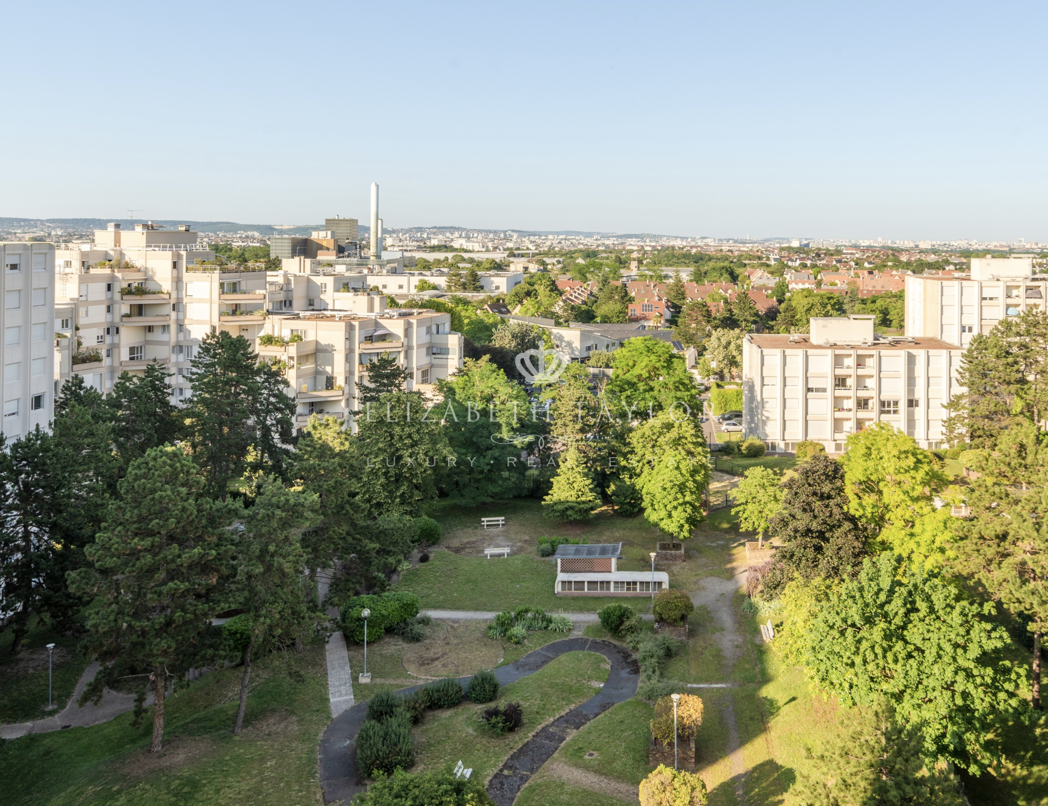 VUE SUR LA TOUR EIFFEL-APPARTEMENT LUMINEUX DE 49 m2 AVEC BALCON ET PARKING PRIVATIF