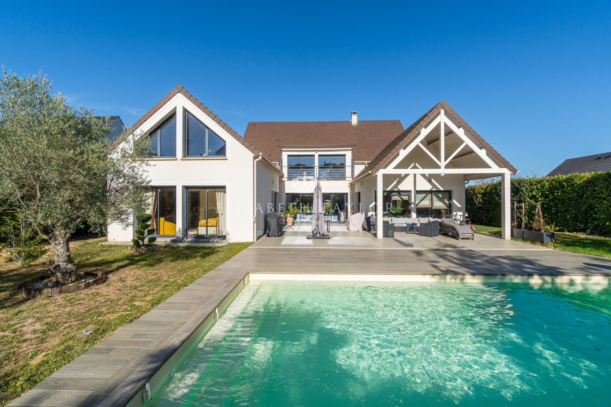 Maison contemporaine familiale de 240 m2 avec piscine sur terrain de 1 340 m2